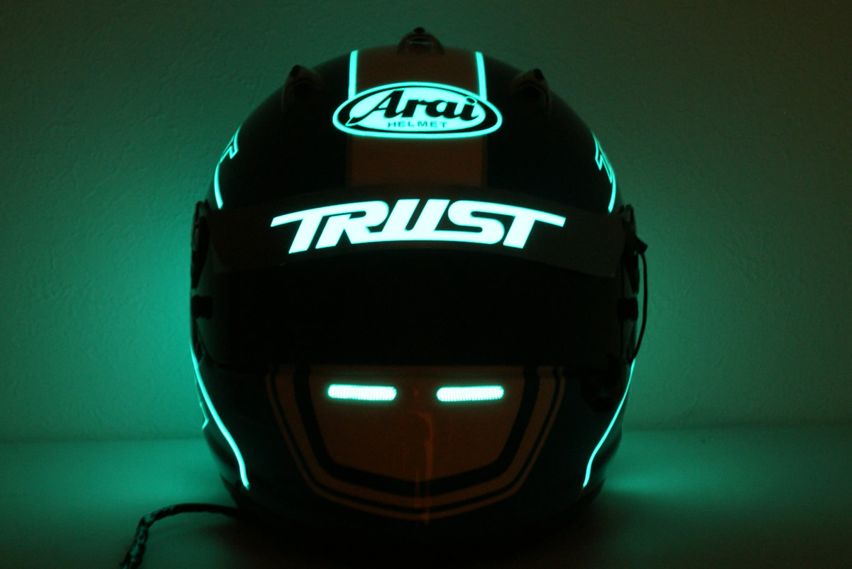 エレクトロペイントSECTOR｜発光するカスタムペイント技術｜ARAI GPヘルメット施工事例2