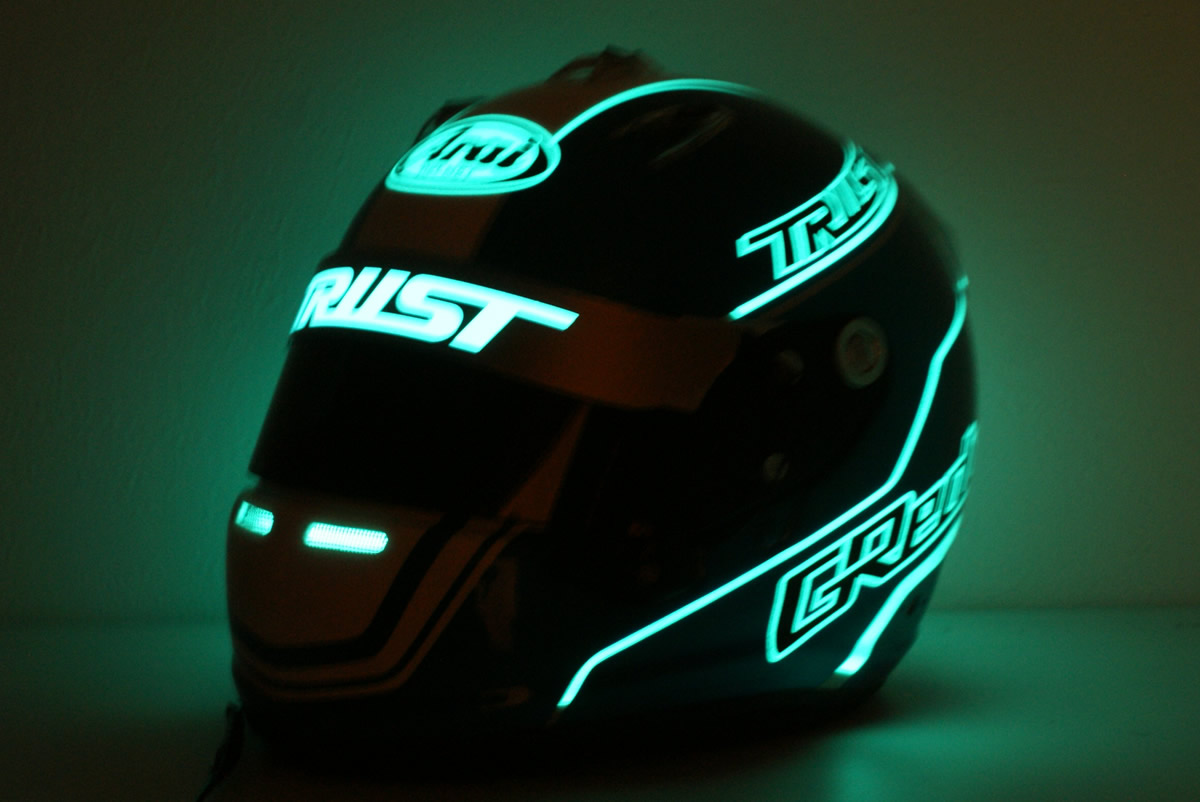 エレクトロペイントSECTOR｜発光するカスタムペイント技術｜ARAI GPヘルメット施工事例3