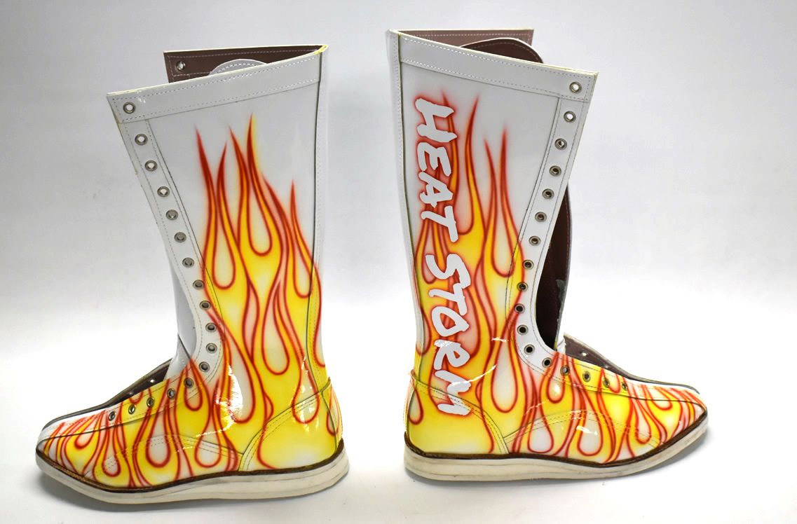 上村優也選手のエナメル製ブーツにファイヤーパターンをペイント制作の施工事例1