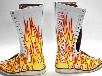 新日本プロレス  上村優也選手のエナメル製ブーツにファイヤーパターンをペイント