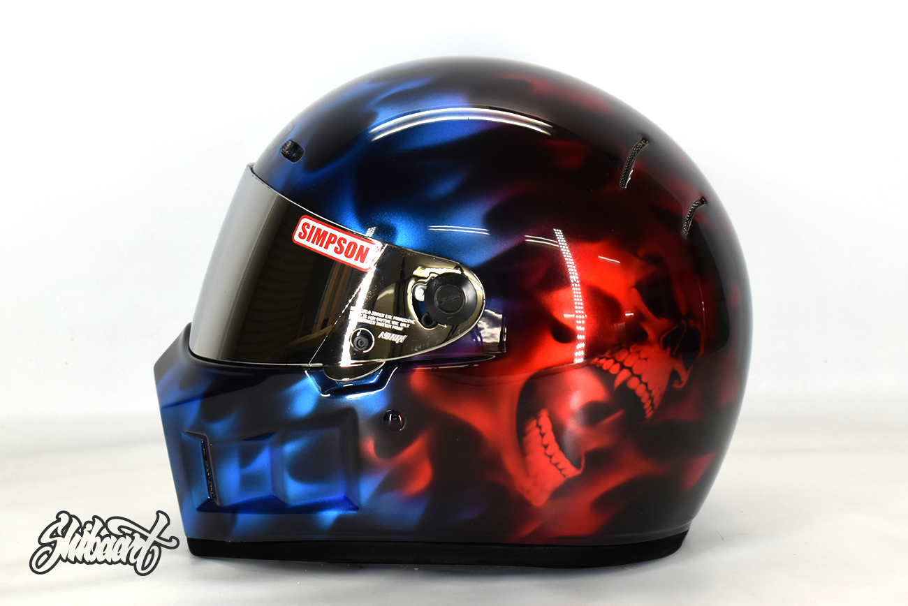 SIMPSONヘルメットペイント｜メタリックシルバーにキャンディレッド＆ブルーのグラデーション＋スカルデザインペイント制作の施工事例1