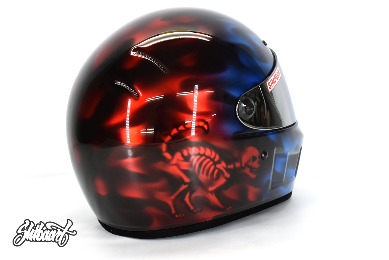 SIMPSONヘルメットペイント｜メタリックシルバーにキャンディレッド＆ブルーのグラデーション＋スカルデザインペイント制作の施工事例1