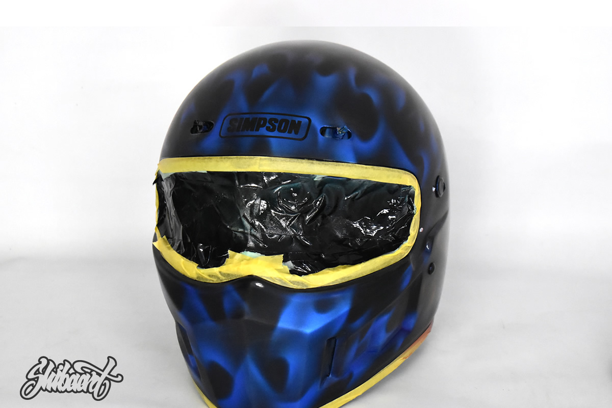 SIMPSONヘルメットペイント｜メタリックシルバーにキャンディレッド＆ブルーのグラデーション＋スカルデザインペイント制作の施工事例1